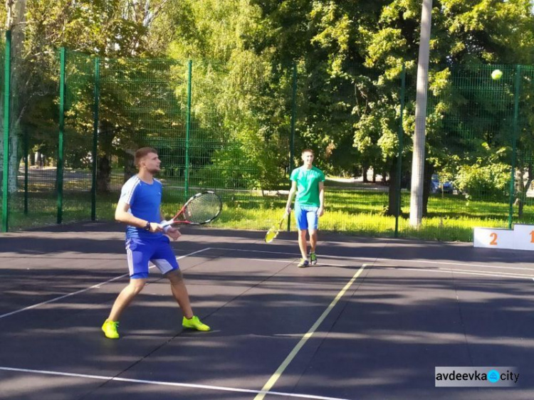 В Авдеевке стартовал городской парный турнир по теннису (ФОТО)