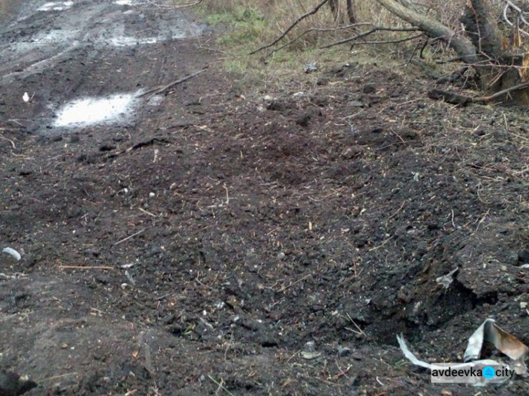 Разрушенный дом и огромные воронки: последствия обстрела  поселка на Донетчине (ФОТО)