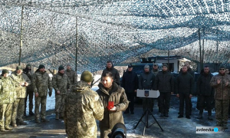 Президент в зоне проведения ООС на Донетчине поздравил военных с Днем ВСУ (ФОТО)