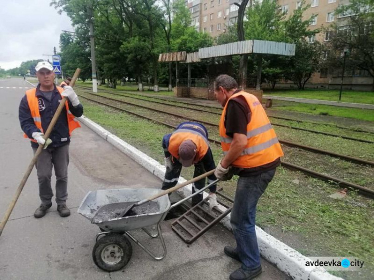 Комунальники Авдіївки очистили від бруду міську зливову каналізацію (ФОТО)