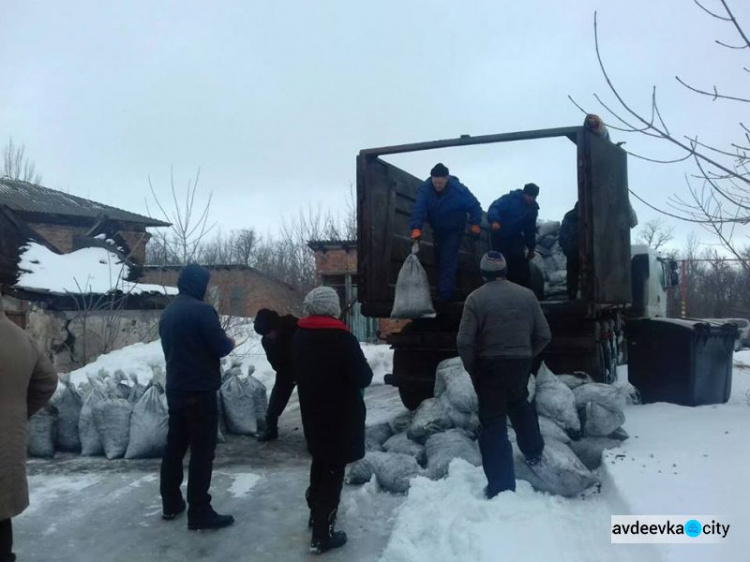 ADRA Ukraine обеспечила углем почти 1300 семей в "серой зоне" на Донбассе (ФОТО)