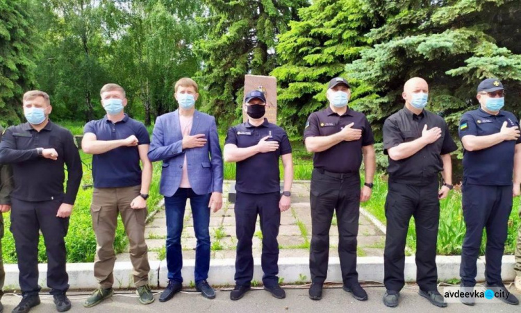 В Авдіївці рятувальникам ДСНС за допомогу у відновлюванні пошкоджених обстрілами будинків вручили грамоти і нагороди