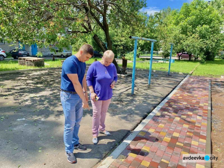 На детской площадке, которую строит для города Метинвест, проложили пешеходные дорожки (ФОТО)