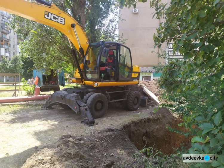 Комунальники подовжують готувати тепломережі Авдіївки до опалювального сезону