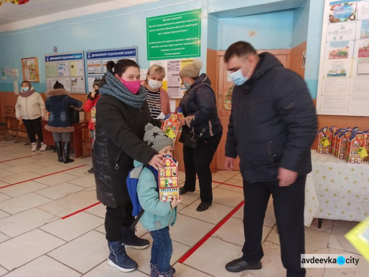 В Авдеевке детвора к Новому году получила сладкие подарки от ВГА (ФОТО)