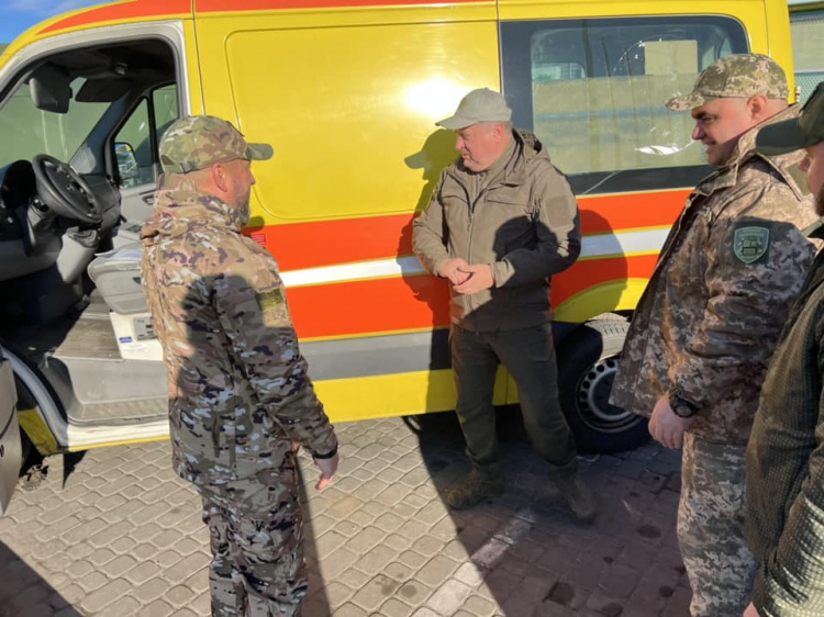 Замість пошкодженої «швидкої» з Львівщини передали в Авдіївку новеньке авто