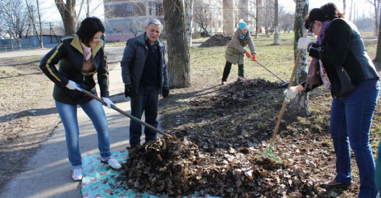 Авдеевку убирали взрослые и дети (ФОТО)