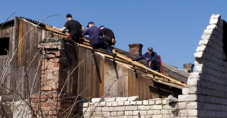 В Авдіївці почали відновлювати зруйноване житло