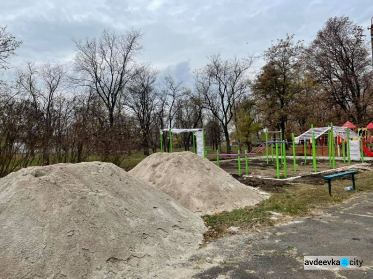 В Авдіївці у парку залізничників будують мультифункціональний спортивний майданчик