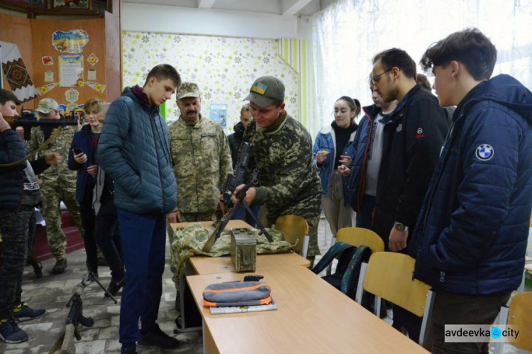 Военные провели Урок мужества в прифронтовой Авдеевке: фоторепортаж