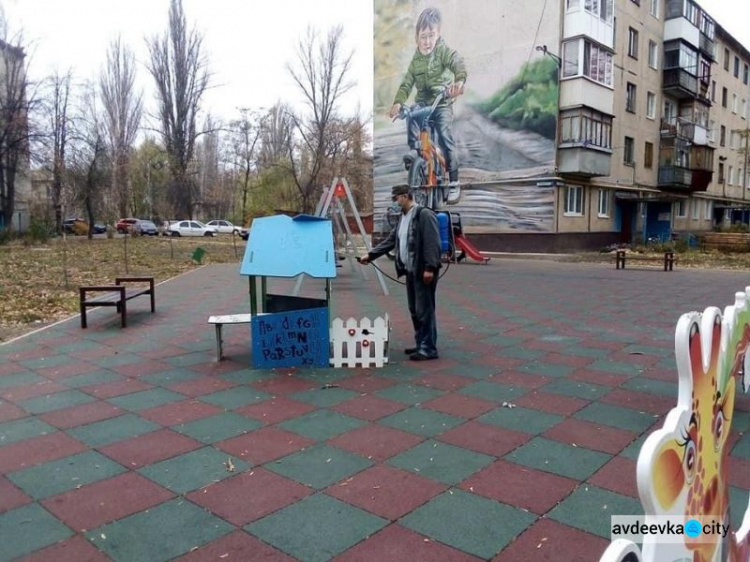 В Авдеевке проводят дезинфекцию детских площадок и мест общего пользования