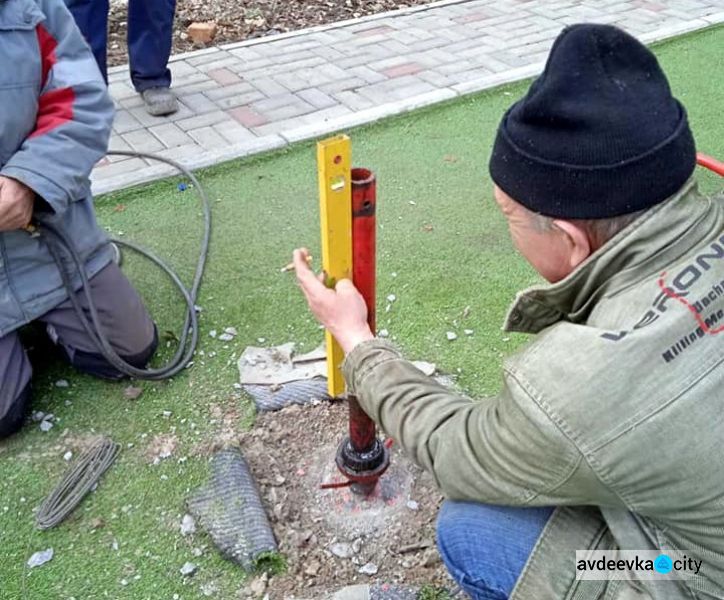 Комунальники відремонтували карусель на дитячому майданчику в старій частині Авдіївки