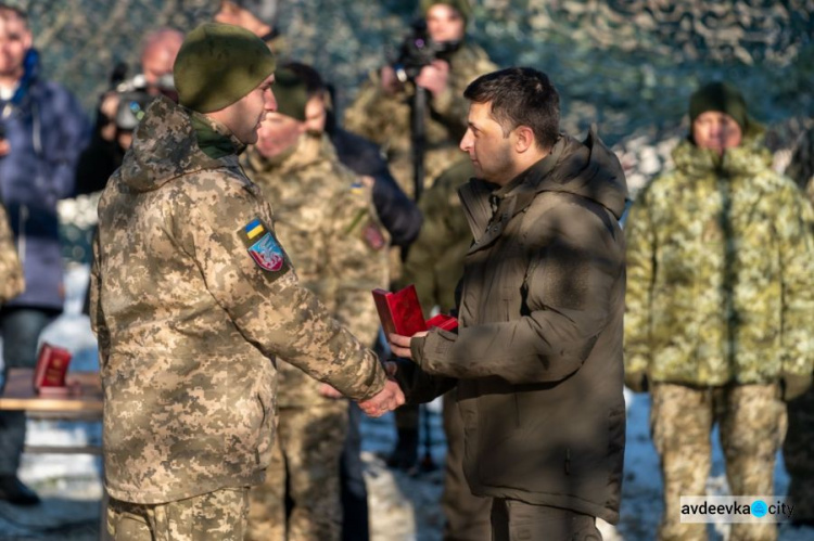 Президент в зоне проведения ООС на Донетчине поздравил военных с Днем ВСУ (ФОТО)