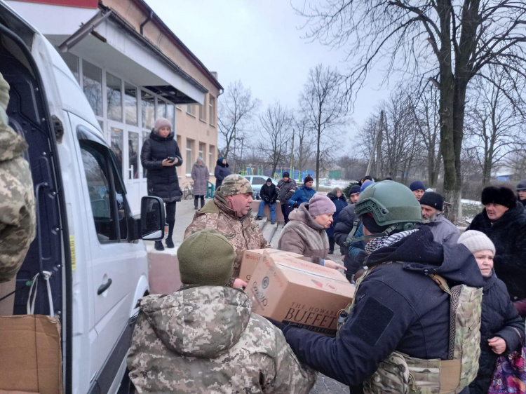 Переселенці з Авдіївки отримали великі сімейні набори гуманітарної допомоги