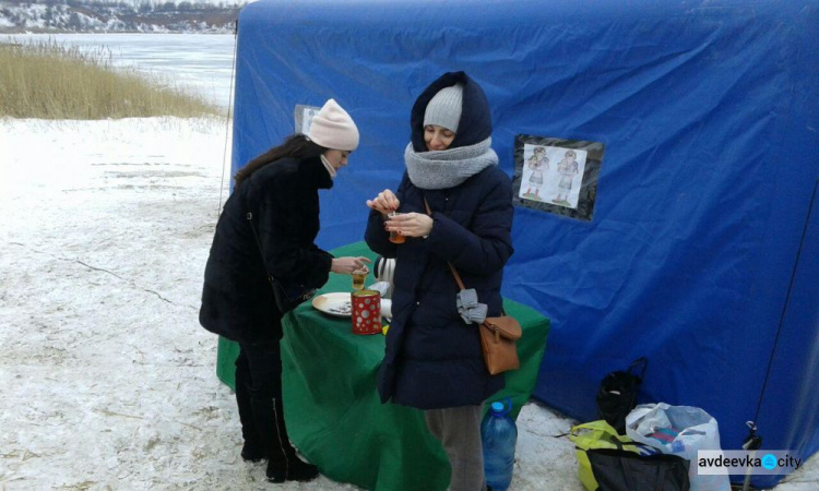 Фоторепортаж с Крещения в Авдеевке: Жители и гости города массово ныряют в прорубь