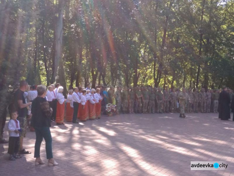 День независимости Украины отметили в Авдеевке молитвой, медалями, песнями и возложением цветов (ФОТО)