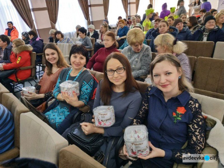 В Авдеевке женщины получили музыкальные и сладкие подарки (ФОТО)