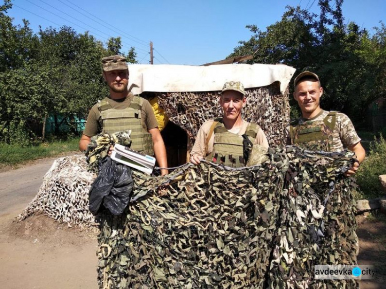 Защитникам Авдеевки доставили маскировку и овощи (ФОТО)