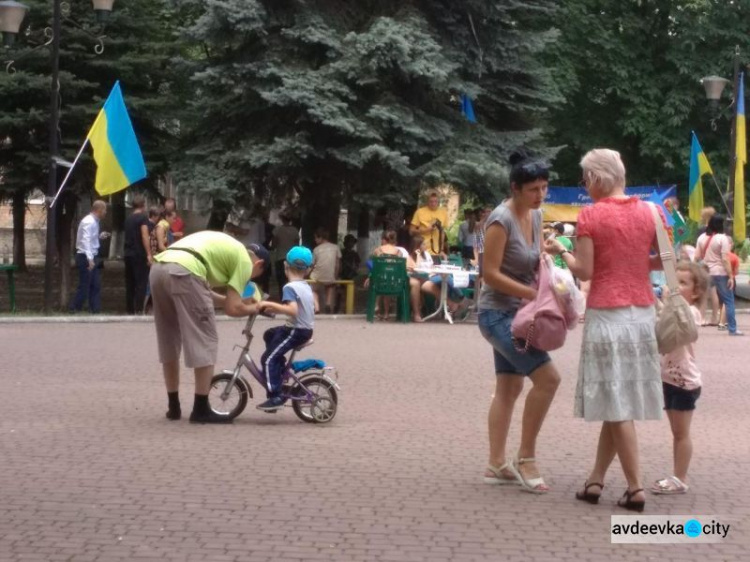 Для авдеевской детворы организовали тематический досуг ко Дню Конституции (ФОТО)