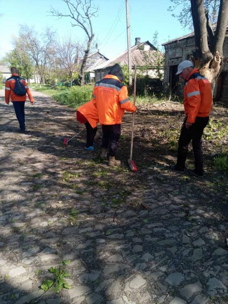 Супергерої кожного дня: як комунальники Авдіївки під обстрілами наводять лад у фронтовому місті