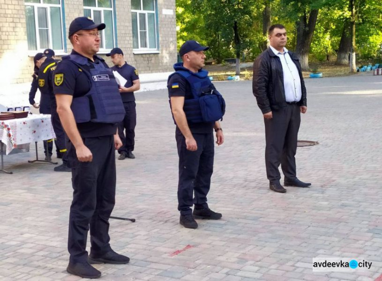 В Авдеевке поблагодарили спасателей, восстанавливающих разрушенные дома