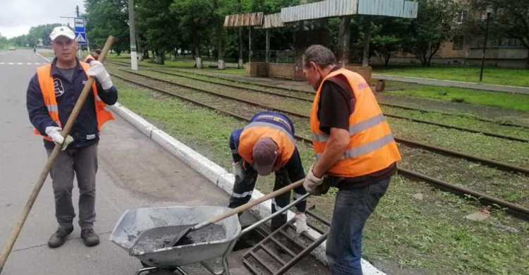 Комунальники Авдіївки очистили від бруду міську зливову каналізацію (ФОТО)