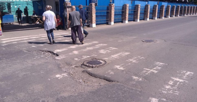 Опасная яма в Авдеевке вынудила обратиться в полицию (ФОТО)