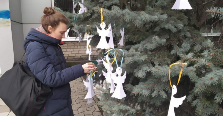 В Авдеевке на ветки деревьев опустились «Ангелы памяти» 