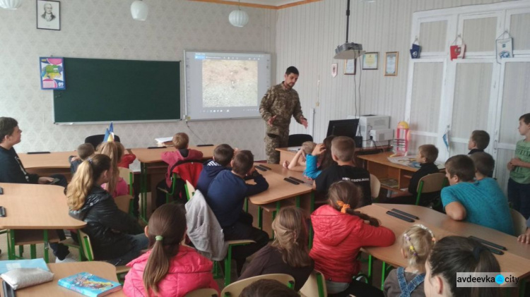 Авдеевские «симики» рассказали школьникам о боеприпасах (ФОТО)