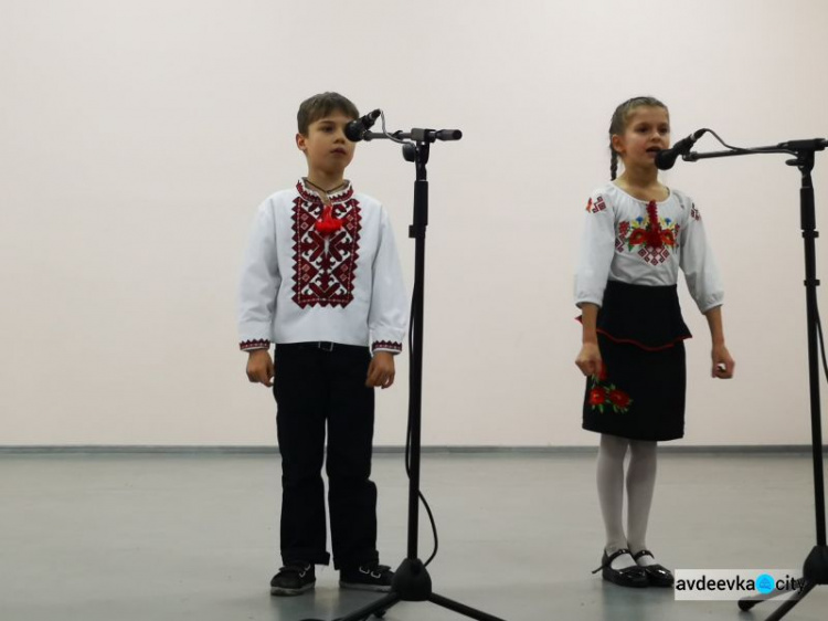 Песнями, танцами и грамотами поздравили авдеевских коммунальщиков (ФОТО)