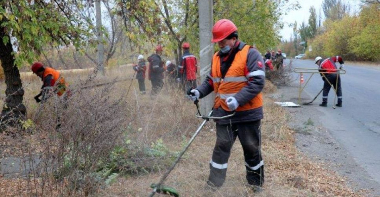 В Авдеевке работники АКХЗ наводят порядок на главной автомагистрали города