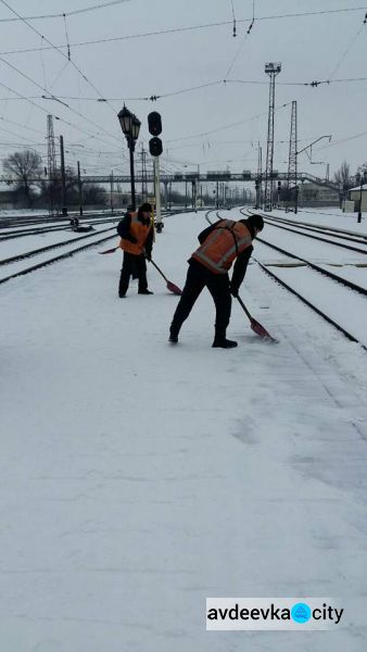 Железнодорожники Донбасса вступили в бой со стихией: опубликованы фото