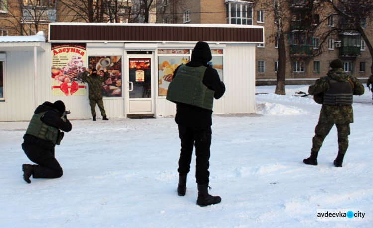 В Авдеевке провели спецоперацию: появились фото освобождения человека