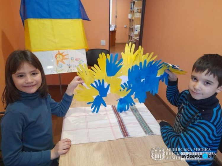 Для маленьких авдіївців провели виховний захід до Дня Соборності України