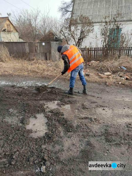 В Авдеевке продолжаются работы по благоустройству ( Фотофакт)