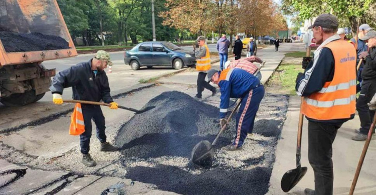 В Авдіївці комунальники оновили частину головного проспекту міста