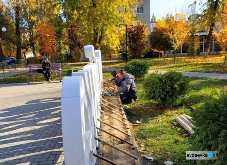 Коммунальщики обновляют стелу "Я люблю Авдеевку" в парке на улице Гагарина