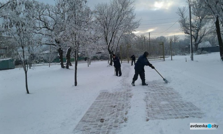 Снегоборьба в Авдеевке (ФОТОФАКТ)