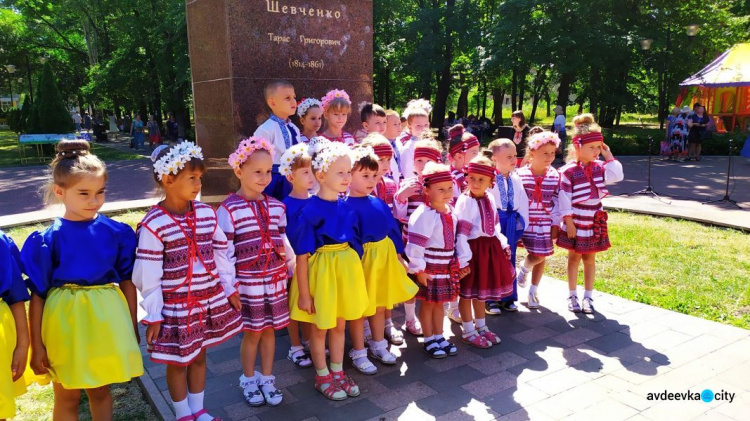 В Авдіївці співали, танцювали, нагороджували та віддавали шану захисникам: фотозвіт