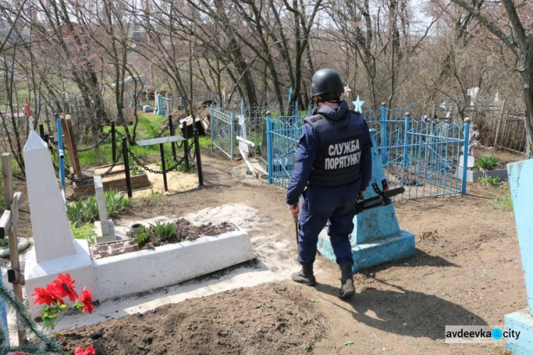 Взрывоопасные кладбища Донбасса: новости от спасателей (ФОТО + ВИДЕО)