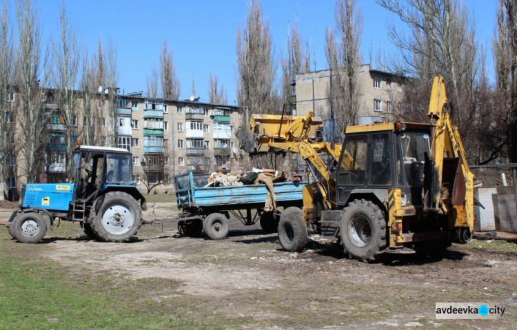 Авдеевку убирали взрослые и дети (ФОТО)