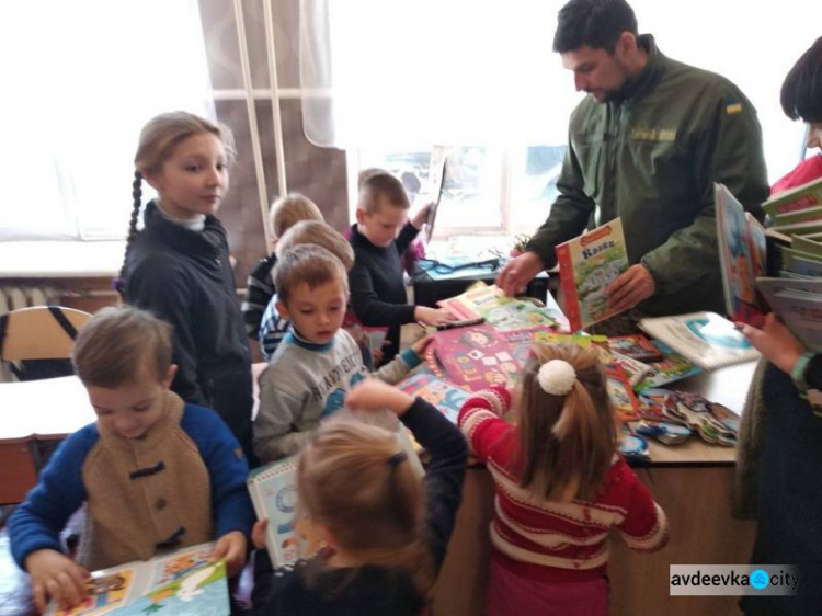 Авдеевские «симики» развозили подарки и учили безопасности (ФОТО)