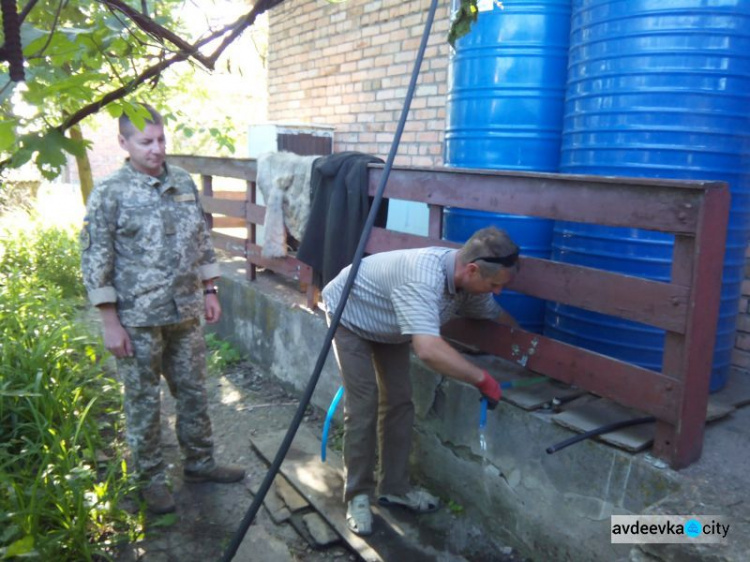 Воду, хлеб и прессу в опасное место доставили представители Cimic Avdeevka