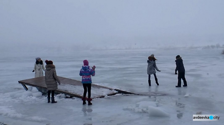 Крещенский день на “Голубых озёрах” в Авдеевке: “огонь” в Купели, игра на льду в снежки и селфи (ФОТОФАКТ)