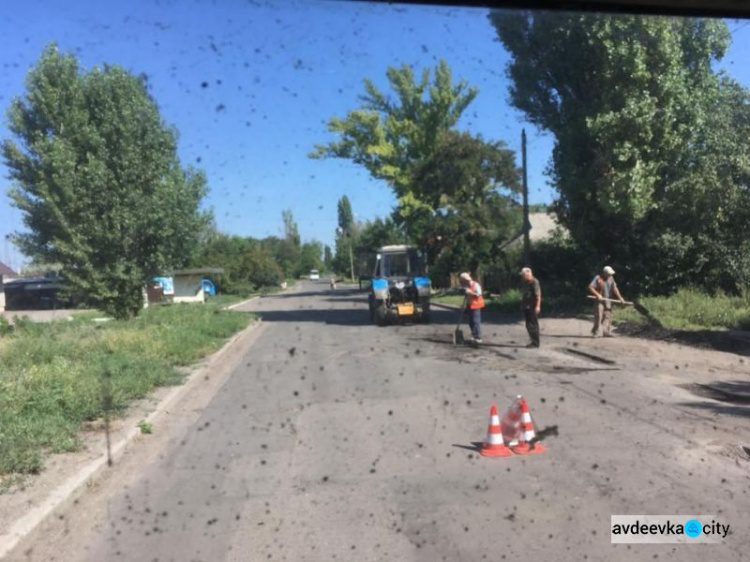 В Авдеевке активно латают дороги (ФОТО)