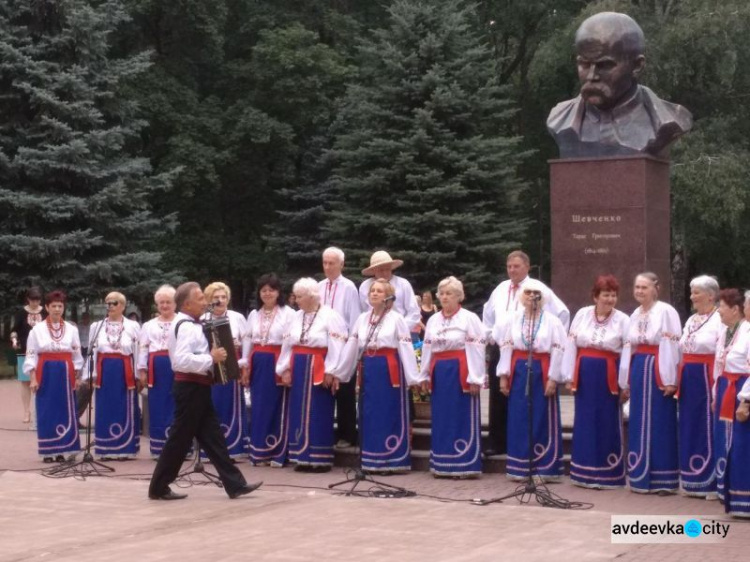 Прифронтовая Авдеевка ярко отмечает День Конституции Украины: ФОТОРЕПОРТАЖ