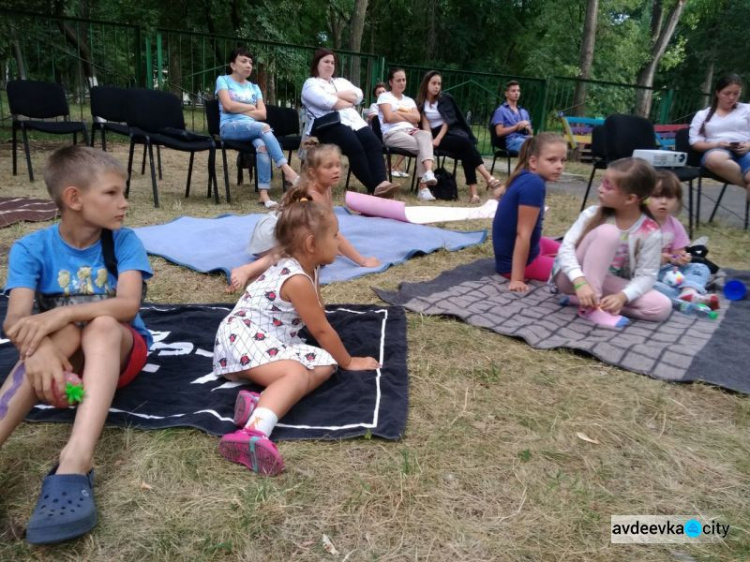 В Авдіївці дивилися жахи просто неба (ФОТО)