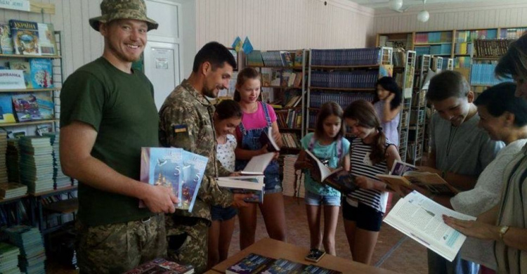 В учебные заведения Авдеевки привезли книги и наборы для творчества (ФОТОФАКТ)