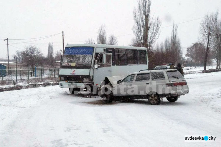 Автобус «Авдеевка - Покровск» попал в ДТП: опубликованы фото