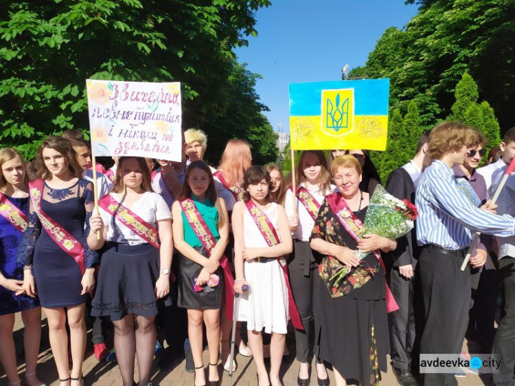 В школах Авдеевки ярко и трогательно отшумели последние звонки (ФОТОРЕПОРТАЖ)